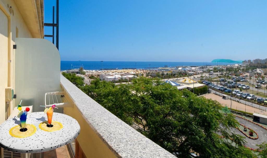 Hotel Alba Serena Misano Adriatico Dış mekan fotoğraf